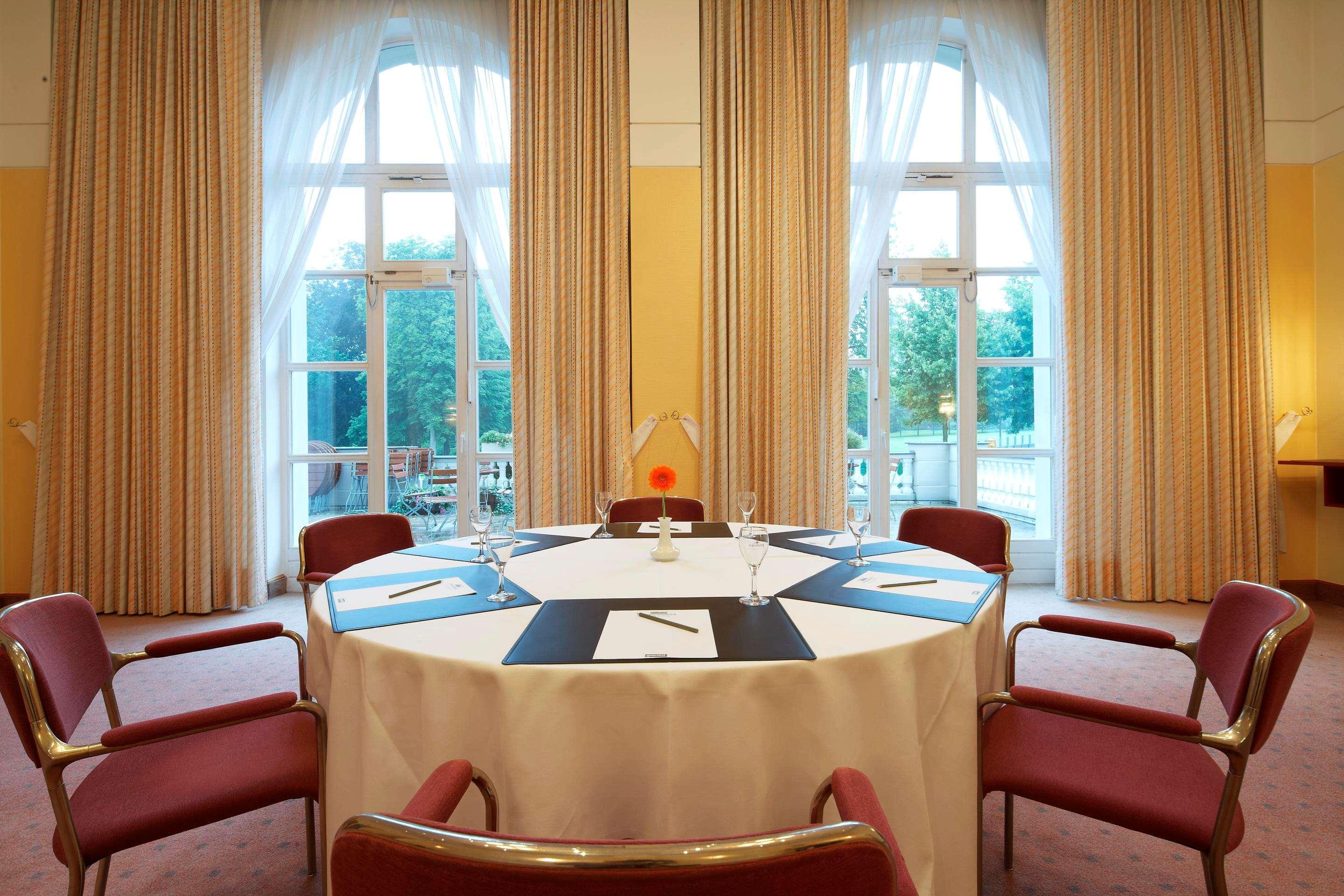 Steigenberger Hotel & Spa Bad Pyrmont Exterior photo The meeting room